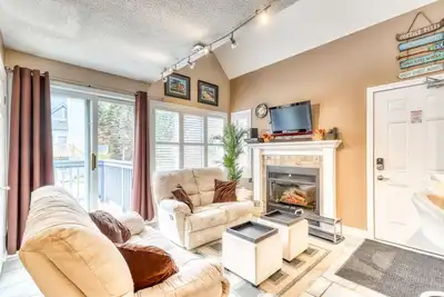 Image de Condo pied-Ă -pente avec foyer et bain Ă remous, piscine et tennis communs!