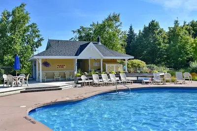 Image de Condo spectaculaire et joliment aménagé avec piscine partagée!