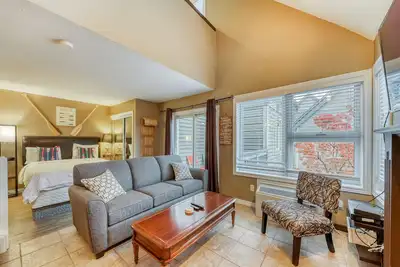 Image de Condo à pied avec ascenseurs avec piscine partagée, bain à remous et tennis - sur la route de la navette!