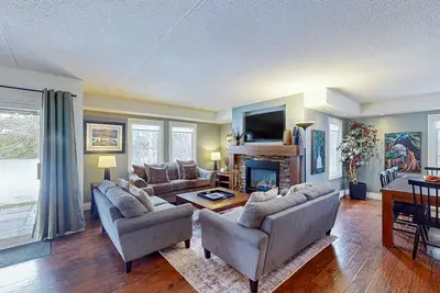 Image de Condo de luxe au rez-de-chaussée avec cuisine complète, foyer et coin repas extérieur