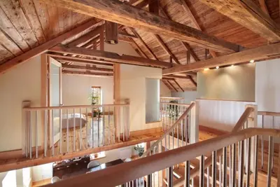 Image de Vaste chalet à aire ouverte construction à poutres et poteaux