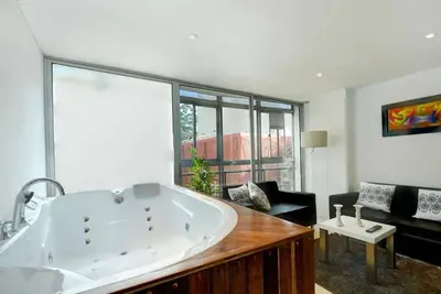 Image de Deux chambres au milieu du parc Ac, bains à remous Bars en bas