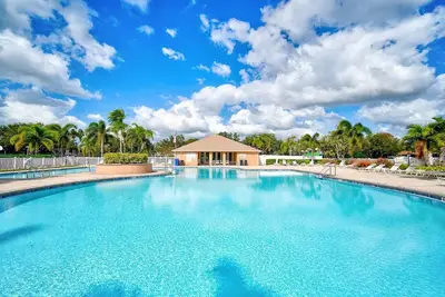 Image de Maison de ville avec 2 suites parentales, WiFi, tennis, piscine communautaire chauffée, 2 niveaux, proche de l'autoroute