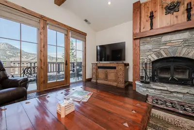 Image de Condo moderne dans un nouveau développement avec vue imprenable sur la montagne et bain à remous