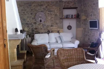 Image de Maison de caractère au pied du château. Terrasse ombragée.