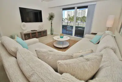 Image de Condo nouvellement construit avec des meubles modernes haut de gamme