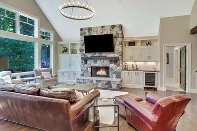Image de Cette magnifique maison de ski-in / ski-out de 5 chambres est située sur Boyne Mountain.