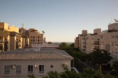 Image de Coupe moderne à deux rues de la plage