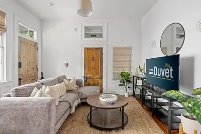 Image de Casa Fuego (Suite C) - Centre-ville historique - à seulement 3 pâtés de maisons de King Street!