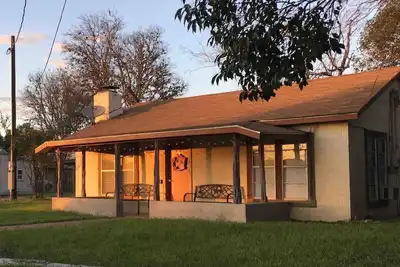 Image de Cozy Cottage with Big Porch, close to Lost Maples