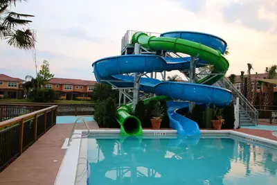 Image de 1900sq Townhouse, 3 Mi à Disney, 1 min à pied de la piscine / toboggan, WiFi gratuit et parking
