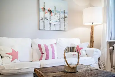 Image de Ce confortable appartement en sous-sol est situé au cœur de Wenningstedt. Détendez-vous de la vie quotidienne près du parc communautaire et à quelques minutes à pied de la plage. Les commerces et boulangeries sont accessibles en moins de 3 minutes à