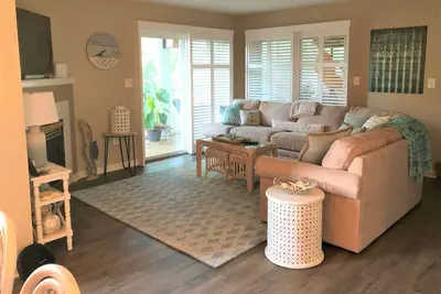 Image de Nouveau! Condo familial et entièrement rénové avec vue sur le lac à Sea Colony!