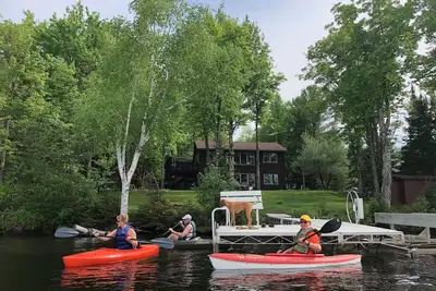 Image de Nelson Lake Retreat: de belles vues sur le lac à l'intérieur et à l'extérieur.