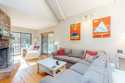Image de Family-friendly home in the trees w/ wraparound deck - near beaches