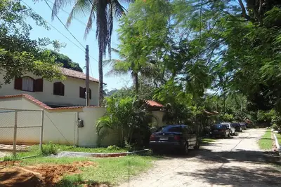 Image de 2. ferme 500m2, maison, piscine, lac, terrain de football et un barbecue.