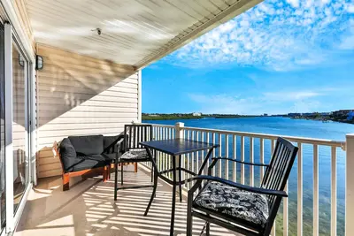 Image de Condo au bord de l'eau avec piscine chauffée partagée et vue splendide