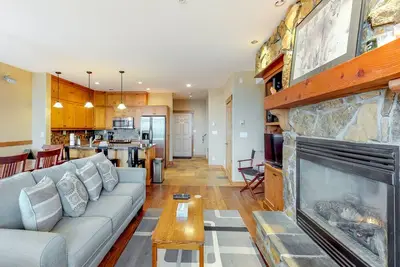 Image de Nouvelle Liste! Condo au centre du village skis aux pieds avec bain à remous privé et vue sur la montagne
