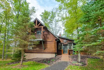 Image de Maison au bord du lac avec bain à remous, barbecue à gaz et cheminées!
