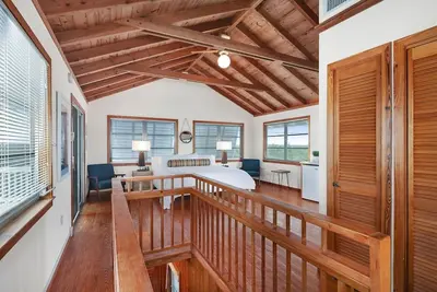 Image de Belle maison de 2 chambres avec piscine privée à distance de marche d'une vue sur l'eau