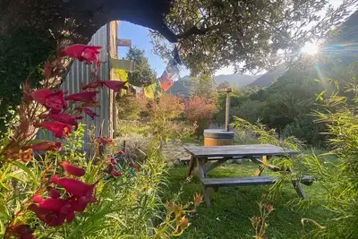 Image de Off Grid Cabin sur Alpaca Farm Ă Golden Bay
