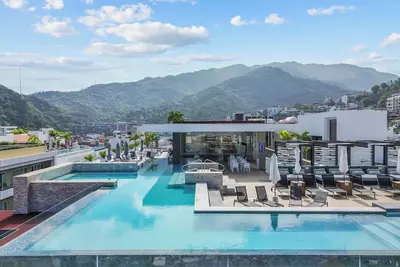 Image de Détendez-vous au Loft Lounge | Nouveau condo 2 ch | Piscine sur le toit, salle de sport