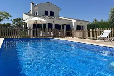 Image de Villa, piscine privée sécurisée, plage à 5 min, climatisation, Wifi gratuit.