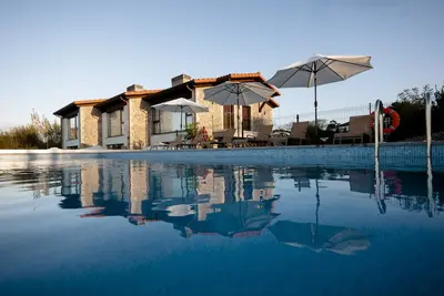 Image de Jesters of Pria Rural Apartments. Fit 2. Vue sur la piscine et la mer.