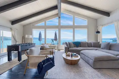Image de Meilleure vue sur le lac Tahoe! Superbe cabine moderne à Tahoe Vista ❤ par AvantStay