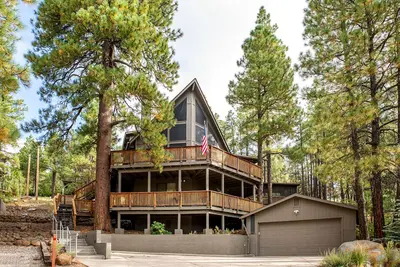 Image de Nouveau! Magnifique Pinewood Treehouse Chalet!