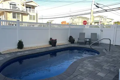 Image de Maison intelligente de 5 chambres près de la plage avec piscine creusée prête pour l'été!