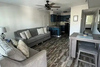 Image de Magnifique condo 1 chambre sur la baie avec une piscine donnant sur la baie.