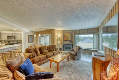 Image de Charmant condo avec piscine partagée et accès au bain à remous! Marchez jusqu'aux ascenseurs!