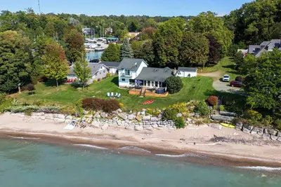 Image de Spacious Lake Level Beachfront Cottage; Short walk from the Bayfield Village