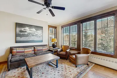 Image de Condo de luxe avec vue sur Maggie Pond, hammam partagé, bains à remous et piscine!