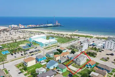 Image de Parfait pour 2 à 4 familles - 4 unités avec balcon, 1 pâté de maisons de la plage, des restaurants et de la jetée de plaisance