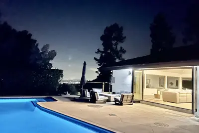 Image de Magnifique Hillside Home avec piscine et vue sur la ville