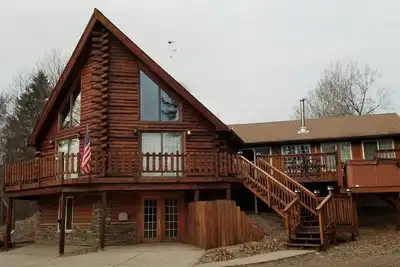 Image de Maison exclusive de 4 chambres sur 10 acres, bain à remous, étang au cœur du système de sentiers
