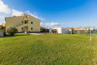 Image de Belle maison de vacances avec un grand jardin près de la mer