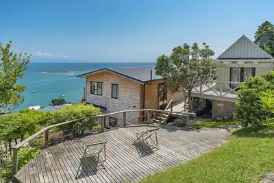 Image de Haulashore Views - Nelson Waterfront Vacation Home