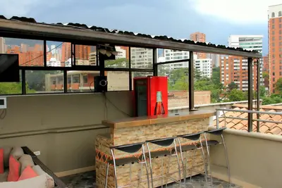 Image de Penthouse duplex de 3 chambres à coucher Toit privé à 2 pâtés de maisons de Lleras Ac Hot tub Security