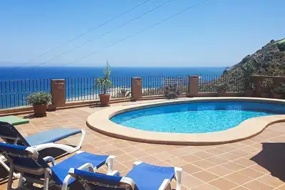 Image de Villa individuelle avec une vue fantastique et une piscine privée.