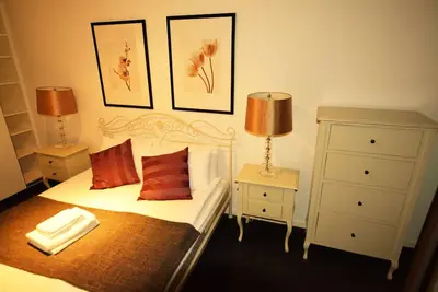 Image de 02 Bed Spacious Meridian Place Apartments