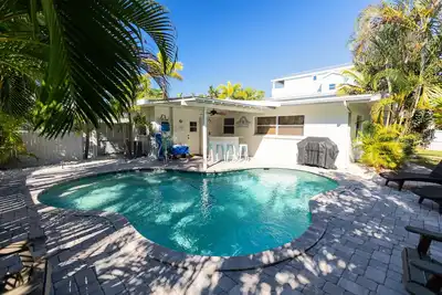 Image de Privé 4bd / 2b, entièrement rénové, grande piscine, Golf Cart inc