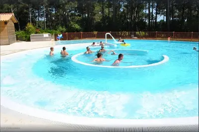 Maison dans résidence de tourisme proche de la piscine