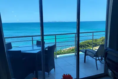 Image de Condo luxueux face à l'océan moderne