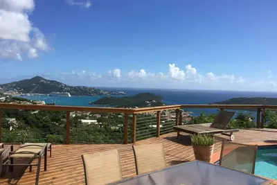 Image de Maison spacieuse avec une vue imprenable sur l'océan sur une terrasse privée.