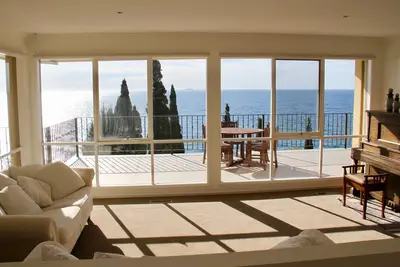 Image de Coastal retreat with panoramic water views