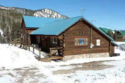 Image de La cabane Wiggins est le point de départ idéal pour vos vacances à la montagne. Situé dans la partie supérieure de la rivière Rouge