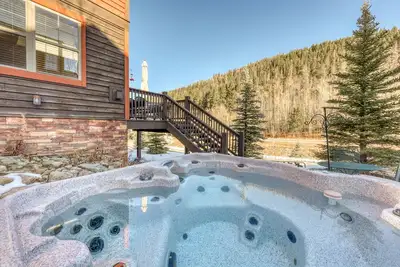 Image de Luxe moderne dans une belle maison de montagne! Bain à remous privé et vue sur la montagne!